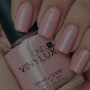 MANICURE ESTETICO CON APPLICAZIONE SMALTO VINYLUX